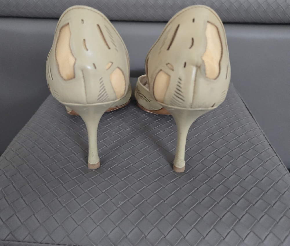 Giorgio Armani Cream Heels with Perforated Design - Picture 4 of 8